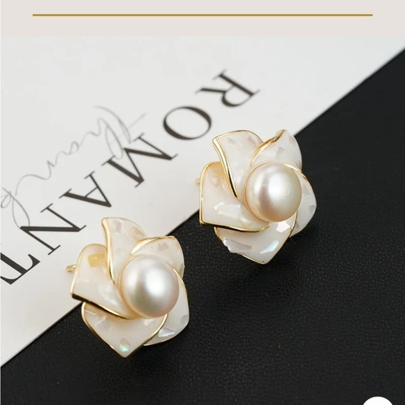 Voyage Jewelry White Pearl & Gold Magnolia Earrings - Picture 1 of 6